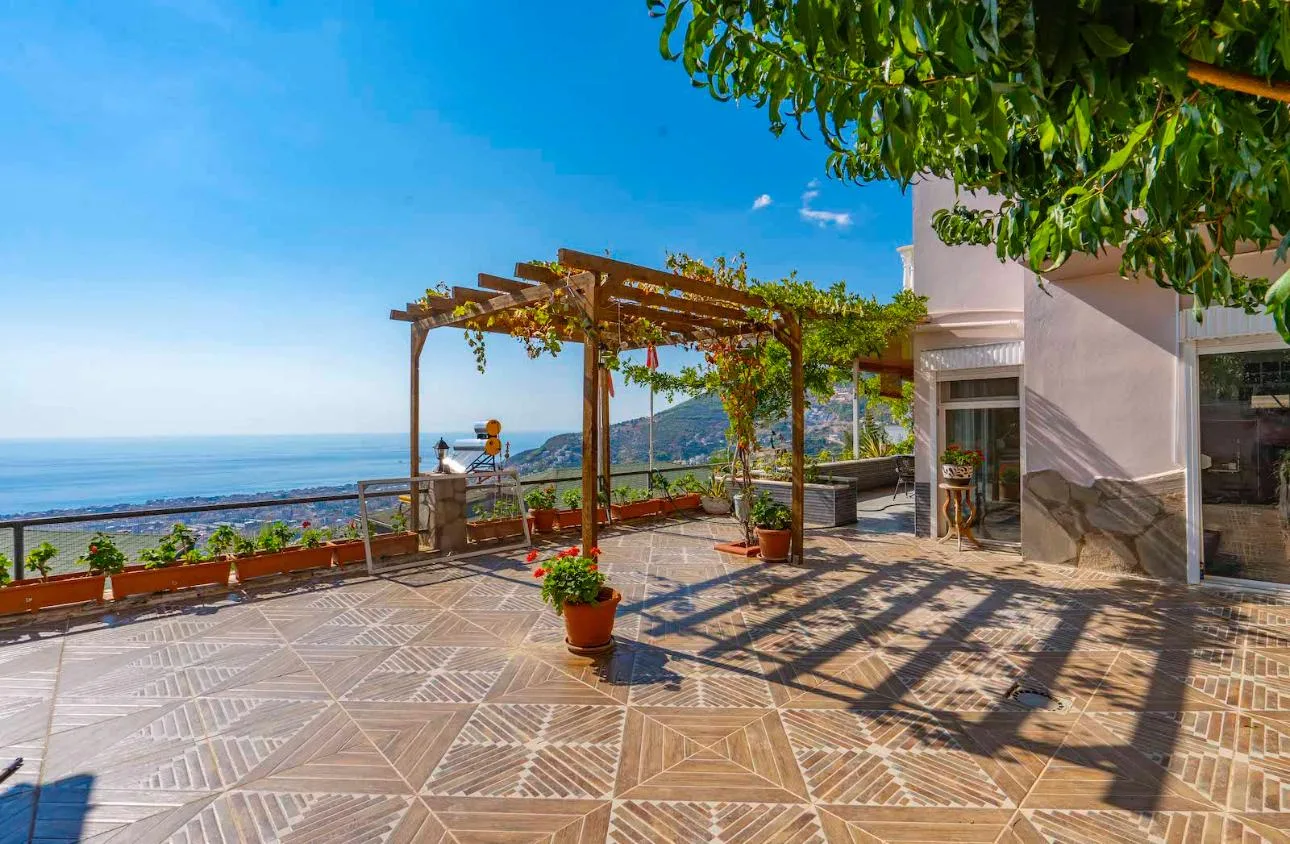 Bektaş'ta Deniz ve Alanya Kalesi Manzaralı Villa